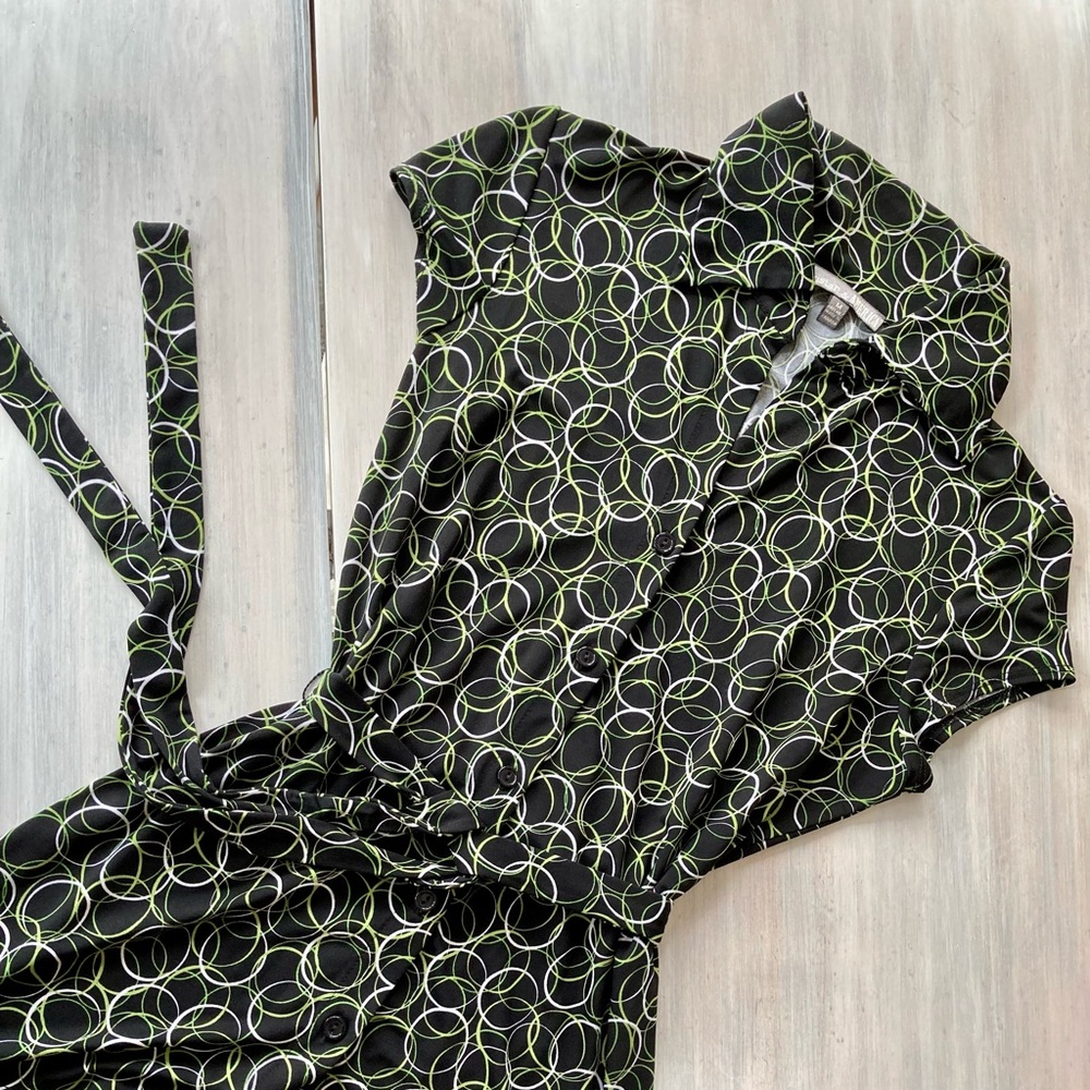 Tristan & America Women’s Black & Green Wrap Shirt with Belt. Size: Medium.